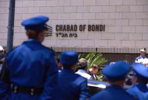   Personas participan en los homenajes y funerales de las v&iacute;ctimas del atentado antisemita en S&iacute;dney.