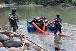 En Orellana, soldados del Ejército Ecuatoriano golpean a la minería ilegal