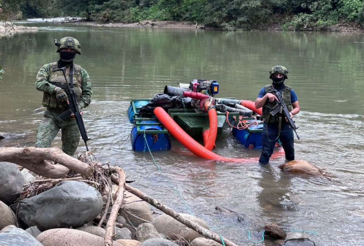 En Orellana, soldados del Ejército Ecuatoriano golpean a la minería ilegal