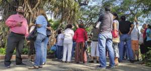 Decenas de vecinos se reunieron ayer en el parque de Urdesa, norte de Guayaquil, para protestar contra la intenci&oacute;n municipal de transformar el sitio en una extensi&oacute;n de la plaza Guayarte.