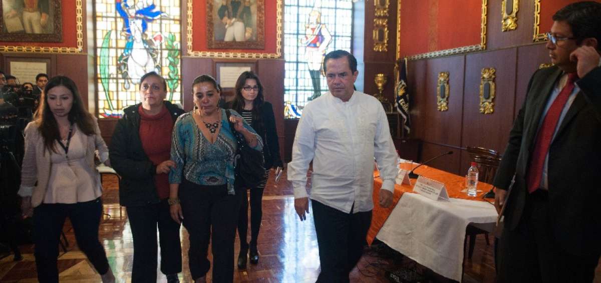 Los ministros C&eacute;sar Navas y Ricardo Pati&ntilde;o rechazaron el secuestro de dos militares.