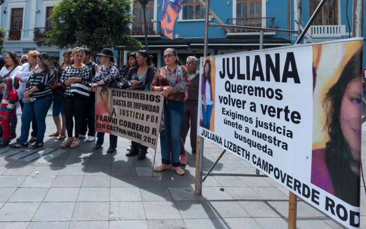Los familiares de personas desaparecidas y v&iacute;ctimas de muertes violentas presenciaron el festival art&iacute;stico en la Plaza del Teatro, en Quito. Foto: Miguel Jim&eacute;nez / El Tel&eacute;grafo