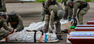 Elementos de las Fuerzas Armadas de Colombia alistan el embarque de los restos hallados en la zona de Tumaco, para su identificaci&oacute;n. Autoridades presumen que se trata del equipo de El Comercio.