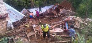 Casas destruidas y desbordamiento de r&iacute;os dejan las lluvias en Manab&iacute;