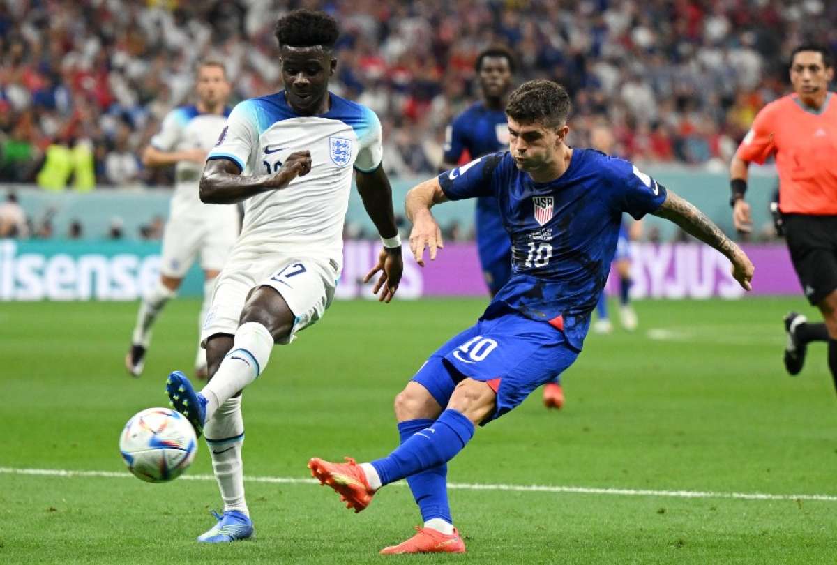 Christian Pulisic es marcado por Bukayo Saka, en el duelo disputado en Jor.