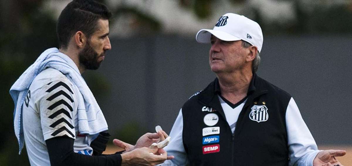 El golero Vanderlei (izq.) y el director t&eacute;cnico del Santos, Levir Culpi, dialogan luego del &uacute;ltimo entrenamiento de cara al partido de esta noche por Libertadores.