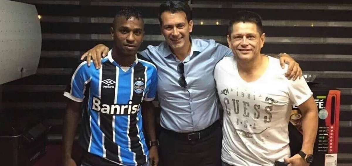 Miler Bola&ntilde;os (der.) con la camiseta del Gremio de Porto Alegre. El jugador ecuatoriano viaj&oacute; a Brasil para integrarse a la plantilla tricolor ga&uacute;cha.