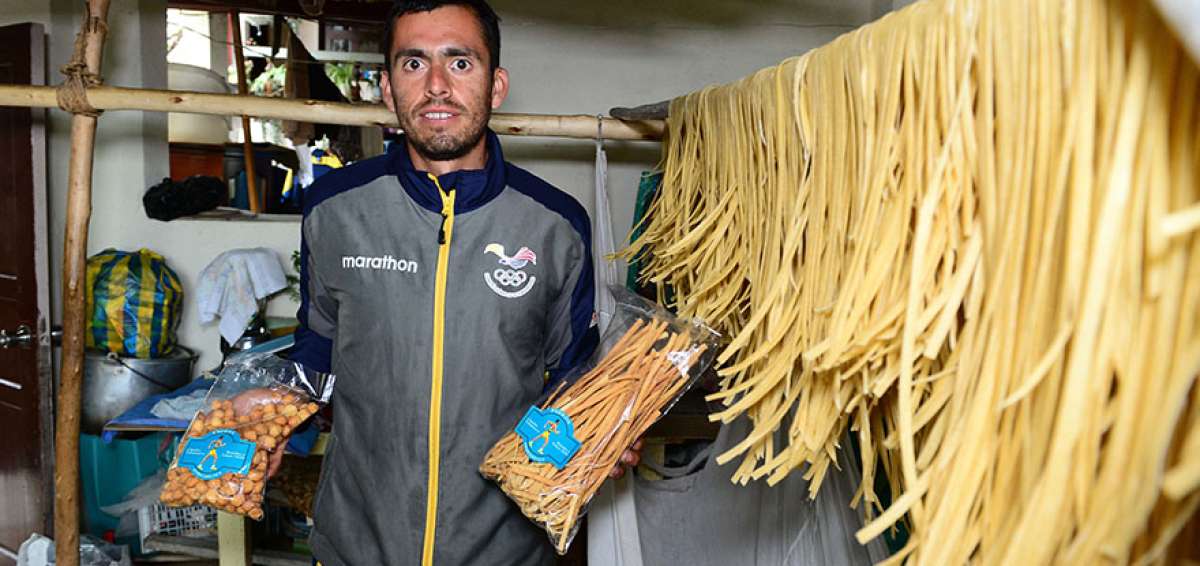 Claudio Villanueva muestra los fideos que fabrica en la cocina de su casa, en Cuenca. Este emprendimiento le ayuda a solventar los gastos cotidianos de su familia. 