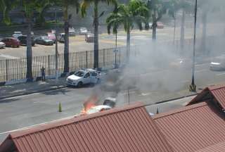 Bomberos combaten las llamas, en el sector Leopoldo Chávez.