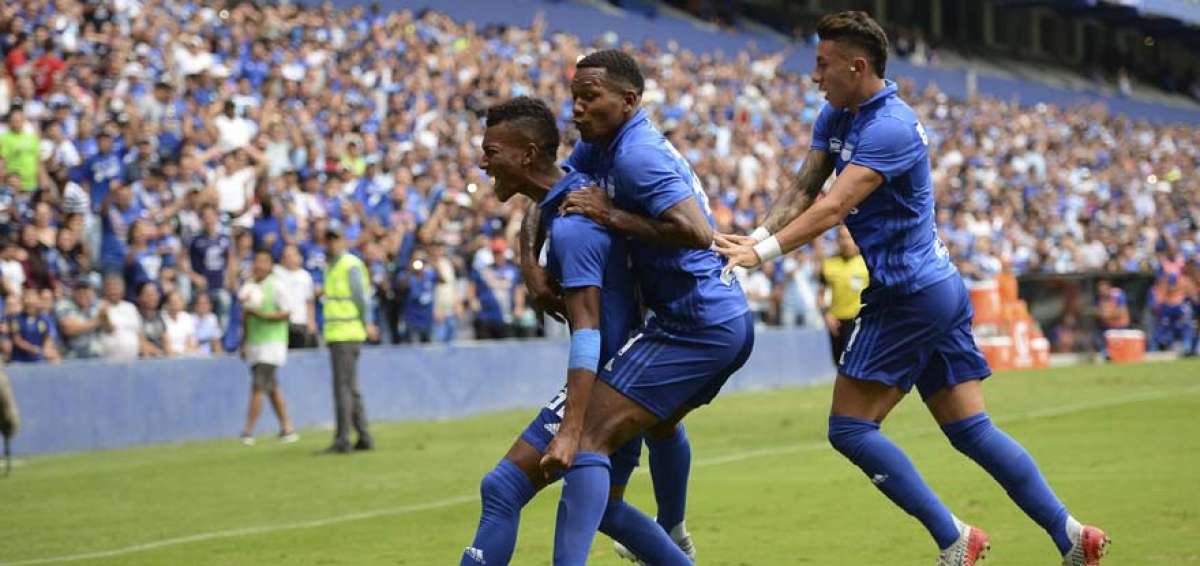 Los jugadores de Emelec celebran uno de los seis tantos que le marcaron a Mushuc Runa en la victoria que les permiti&oacute; avanzar a los playoffs de la Liga Pro.