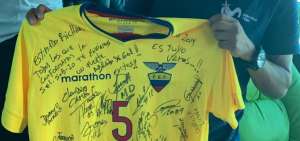 Richard Carapaz recibi&oacute; la camiseta autografiada de la mini &lsquo;Tri&rsquo;