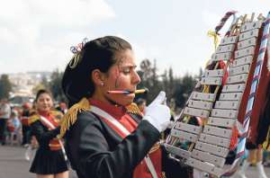 La participaci&oacute;n de las bandas estudiantiles y bastoneras es una de las caracter&iacute;sticas de los desfiles en Quito. Foto: Archivo/ El Tel&eacute;grafo