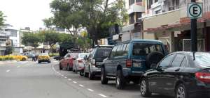 La av. V&iacute;ctor Emilio Estrada es la principal arteria vial del sector y es utilizada por due&ntilde;os y colaboradores de negocios para estacionar sus autos.