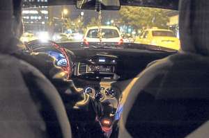 Algunos conductores cuentan ya con el tax&iacute;metro homologado, perno no con el aparato para imprimir las facturas. Foto: Marco Salgado / El Tel&eacute;grafo.