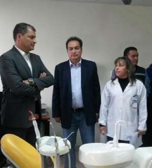El presidente Rafael Correa inaugur&oacute; el centro de salud en Riobamba. Foto: Tomada del Twitter de la Presidencia. 