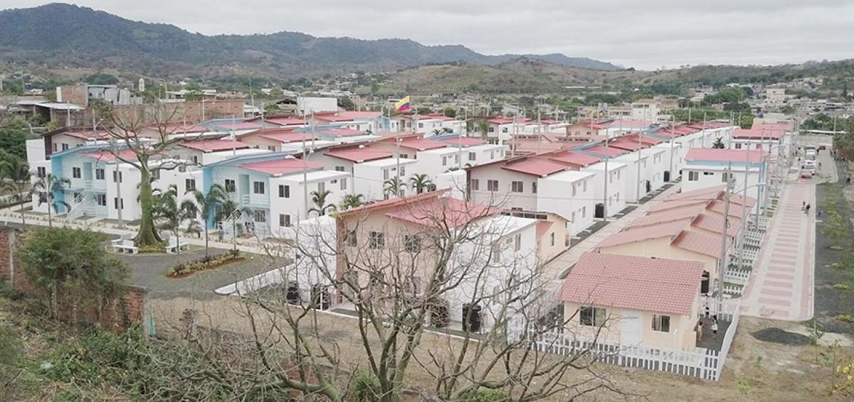 La nueva infraestructura inmobiliaria est&aacute; conformada por casas y departamentos. Tambi&eacute;n posee canchas deportivas, &aacute;reas verdes, parques infantiles y un huerto comunitario. Adem&aacute;s, est&aacute;n dotadas con todos los servicios b&aacute;sicos.