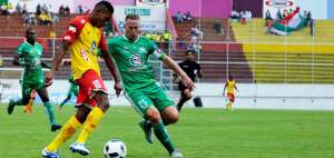 El volante de creaci&oacute;n de Aucas Ayrton Preciado (izq.) traslada el bal&oacute;n ante la marca del zaguero del Mushuc Runa Joaqu&iacute;n Lencinas.