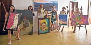 Las artistas se encuentran todos los d&iacute;as en el Canceb&iacute;, museo ubicado en el centro de Manta. Foto: Rodolfo P&aacute;rraga / El Tel&eacute;grafo