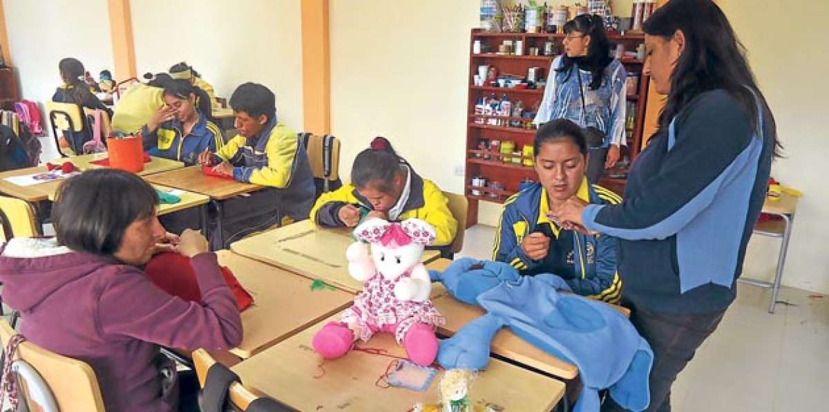 Padres, maestros y estudiantes interact&uacute;an diariamente en los espacios que fueron adecuados por ellos. Foto: Elizabeth Maggi / para El Tel&eacute;grafo