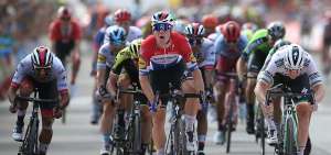 El ciclista holand&eacute;s Fabio Jakobsen (c), del Deceuninck-Quick Step, gan&oacute; ayer la cuarta etapa de la ronda espa&ntilde;ola, que termin&oacute; en El Puig.