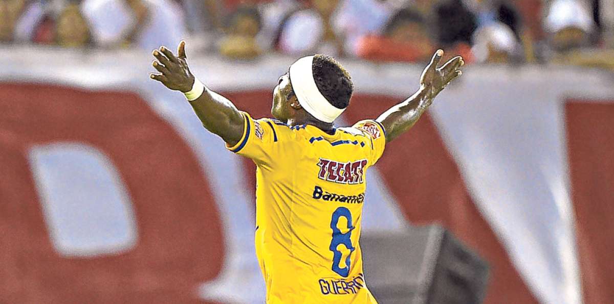 El delantero ecuatoriano Joffre Guerr&oacute;n, de 29 a&ntilde;os, festeja su gol anotado el jueves contra River Plate. Foto: AFP