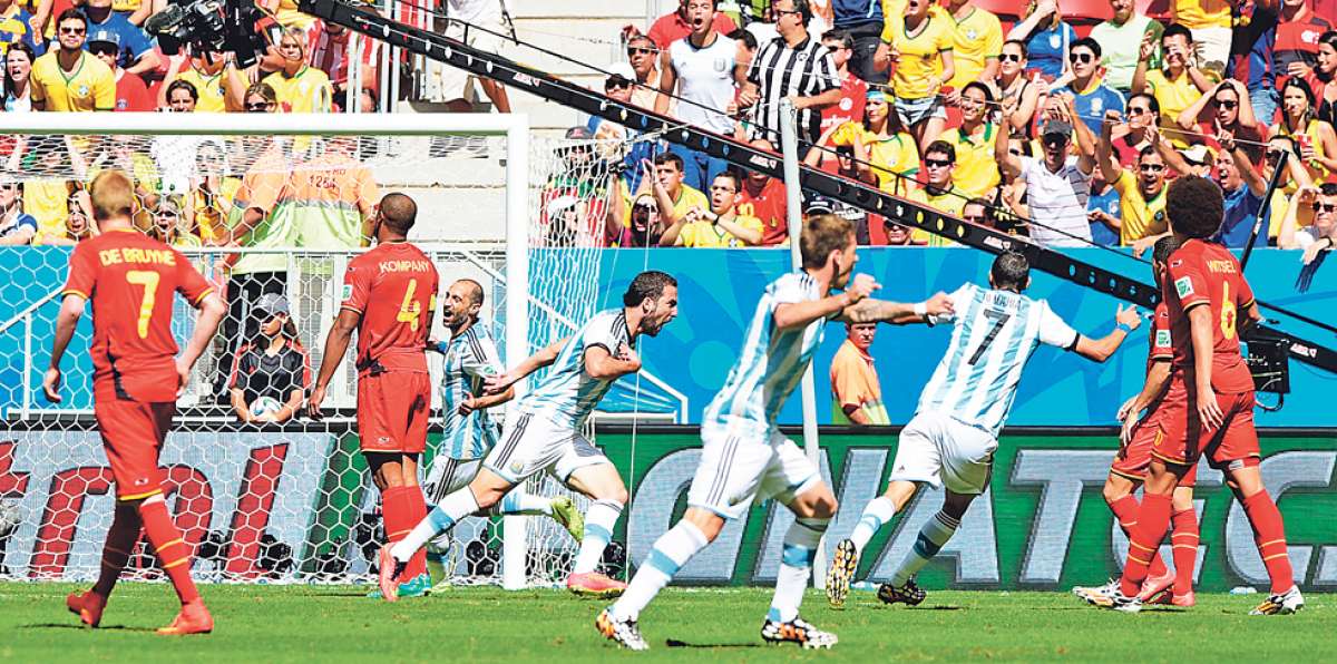 Gonzalo Higua&iacute;n (c) celebra el &uacute;nico tanto del partido en la victoria de ayer sobre B&eacute;lgica en Brasilia.  AFP