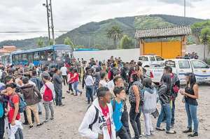 Los adolescentes se alarmaron y abandonaron el lugar, luego de la presencia policial. Foto: Fernando Sandoval |  El Tel&eacute;grafo