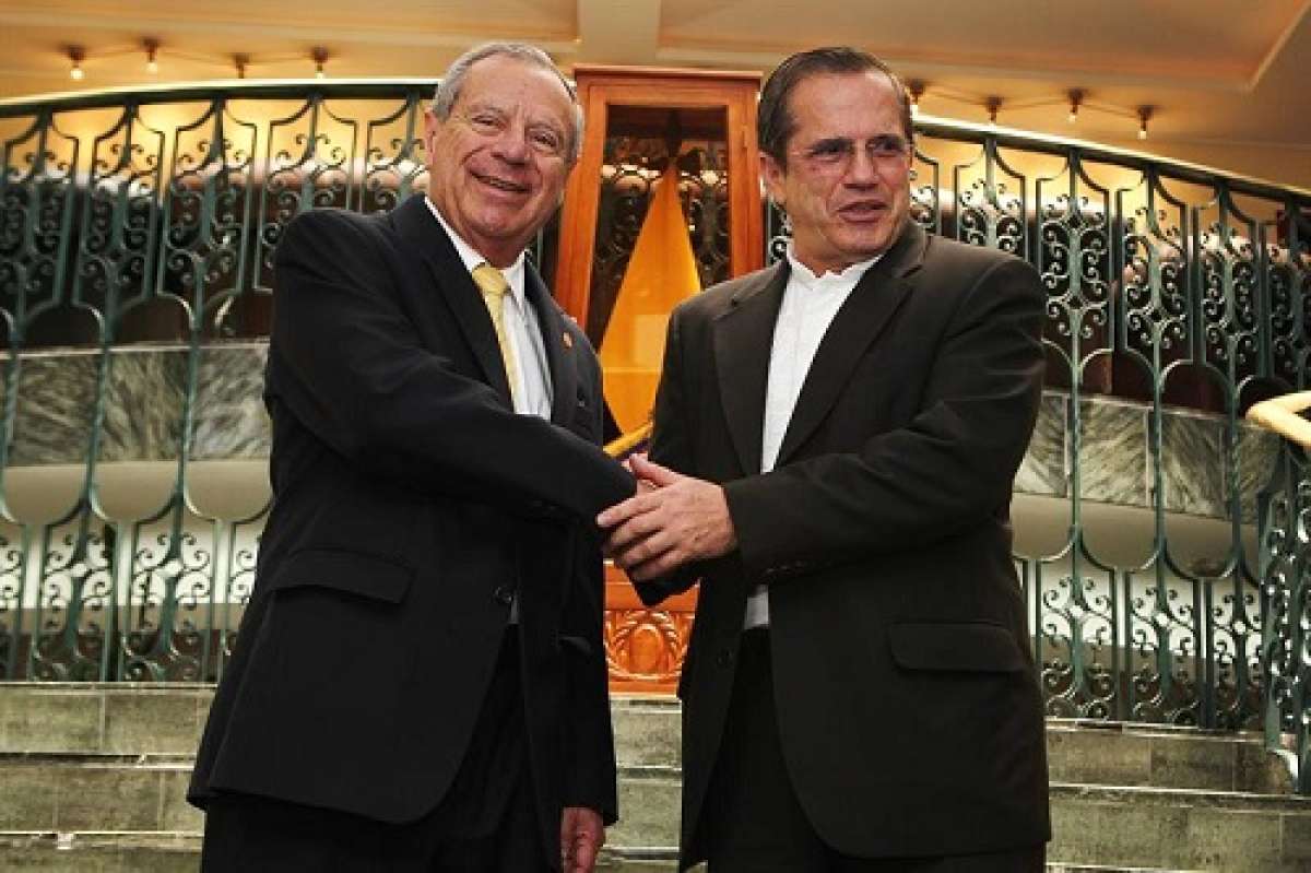 El canciller de Costa Rica, Enrique Castillo (i), y su hom&oacute;logo de Ecuador, Ricardo Pati&ntilde;o, firmaron hoy en Quito el Convenio de Delimitaci&oacute;n Mar&iacute;tima en el Pac&iacute;fico. Foto: EFE  