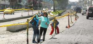 Los vecinos de la av. Maldonado deben sortear los obst&aacute;culos que generan las obras para cruzar la v&iacute;a.