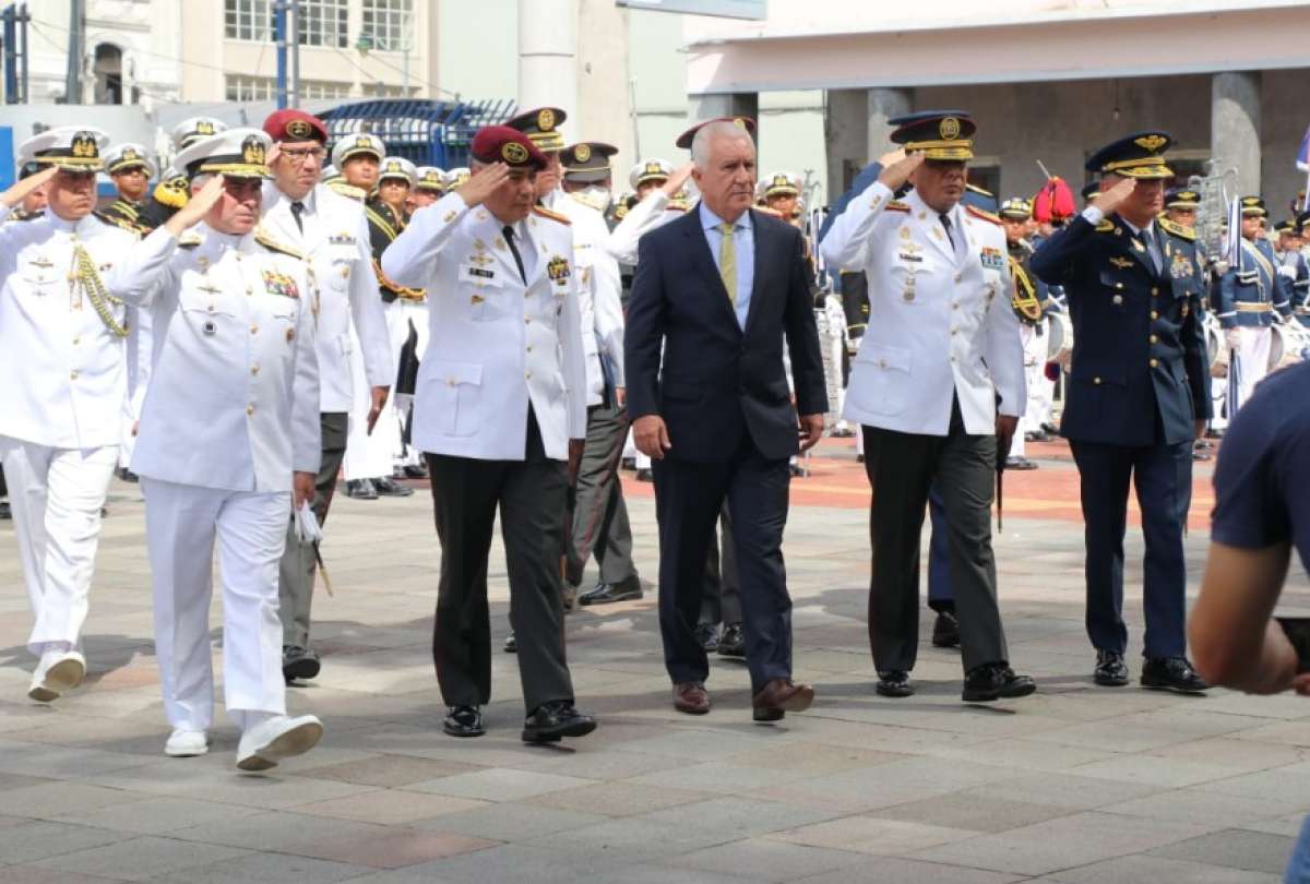 Presidente realiza cambios en el alto mando militar y policial