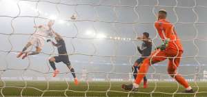 Cristiano Ronaldo (i) de Real Madrid anota un gol hoy, martes 6 de marzo de 2018, en el partido de vuelta entre Par&iacute;s Saint-Germain (PSG) y Real Madrid de los octavos de final de la Liga de Campeones UEFA en el estadio en Par&iacute;s.