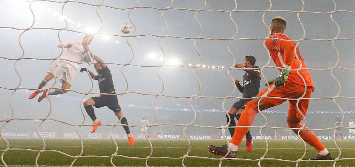 Cristiano Ronaldo (i) de Real Madrid anota un gol hoy, martes 6 de marzo de 2018, en el partido de vuelta entre Par&iacute;s Saint-Germain (PSG) y Real Madrid de los octavos de final de la Liga de Campeones UEFA en el estadio en Par&iacute;s.