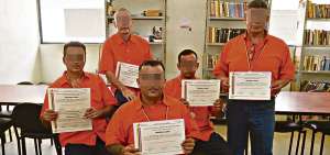 Los internos muestran sus premios en el &aacute;rea de lectura del recinto penitenciario, ubicado en el norte de Guayaquil.