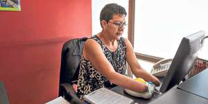Mery Yolanda trabaja 8 horas diarias, de lunes a viernes. Realiza actividades como secretaria. Foto: Jhon Guevara / El Tel&eacute;grafo