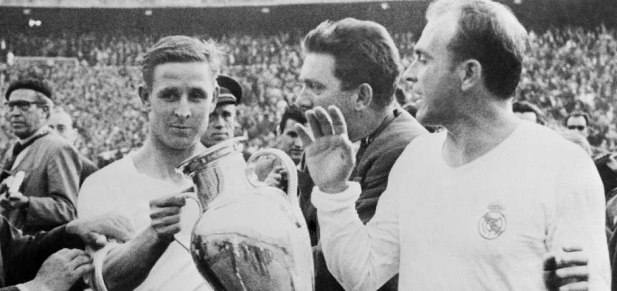 Raymond Kopa (con el trofeo) durante la celebraci&oacute;n de una de los campeonatos de Europa con el Real Madrid junto a Alfredo di Stefano. 
