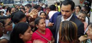 El director zonal del MIES Jonathan Parra atendi&oacute; el pedido de las educadoras impagas.