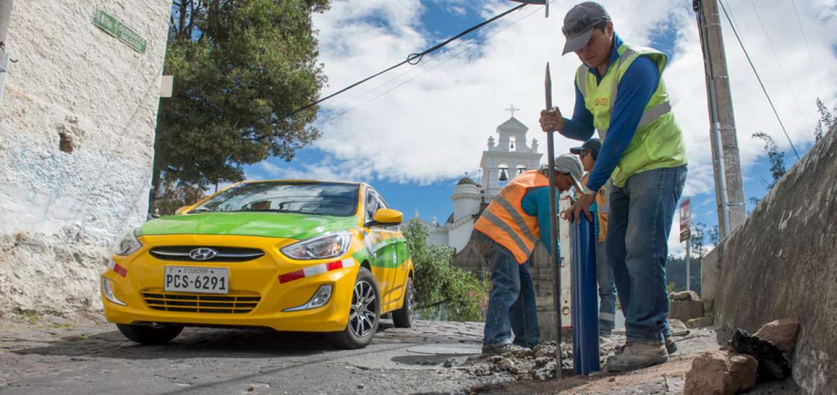 Trabajadores municipales instalaron ayer un poste del que se colgar&aacute; una cadena para impedir la circulaci&oacute;n vehicular por la calle Germ&aacute;nico Salgado.