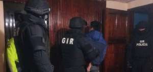 Agentes durante el operativo ejecutado en Azuay.