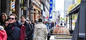 Clientes hacen fila para entrar a una tienda de cannabis en Montreal.