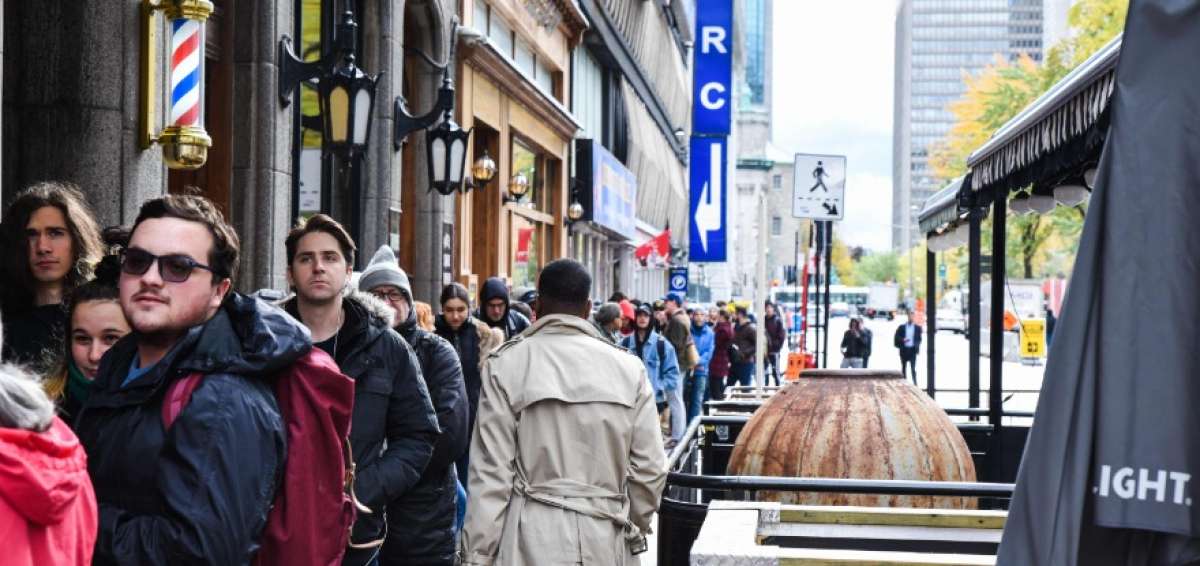Clientes hacen fila para entrar a una tienda de cannabis en Montreal.