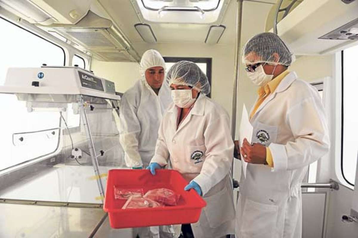Los t&eacute;cnicos tomaron muestras de una empresa atunera para examinar su producto en el laboratorio m&oacute;vil del Ministerio de Industrias y Productividad. Foto: Rodolfo P&aacute;rraga / El Tel&eacute;grafo 