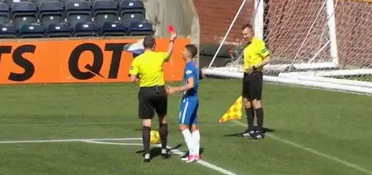 Juez de l&iacute;nea vomita en un partido y el central le muestra tarjeta roja