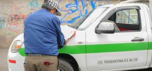 En San Antonio, una parroquia de Quito, un ciudadano limpia la ligera capa de polvo que cubr&iacute;a su camioneta.