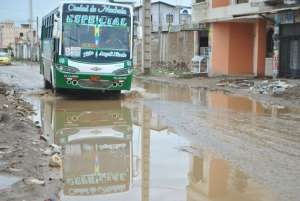 El torrencial aguacero de ayer form&oacute; lagunas en las calles de distintos sectores de Machala. Foto: Fabricio Cruz/El Tel&eacute;grafo