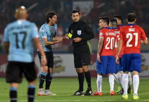El &aacute;rbitro brasile&ntilde;o Sandro Ricci (centro) durante el pol&eacute;mico juego entre Chile y Uruguay. FOTO: AFP