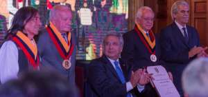 (De izq. a der) El m&uacute;sico Enrique Males, el poeta Fernando Caz&oacute;n, el presidente Len&iacute;n Moreno, el m&eacute;dico Marcelo Cruz y el ministro de Cultura, Ra&uacute;l P&eacute;rez, durante el evento que se efectu&oacute; en el Palacio de Carondelet. 