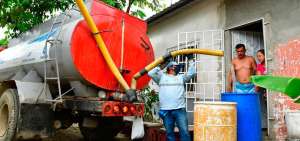 A trav&eacute;s de tanqueros se entrega agua en zonas perif&eacute;ricas.