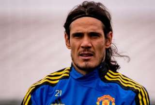 Joven hincha le hizo un regalo a Edinson Cavani a la salida de Old Trafford