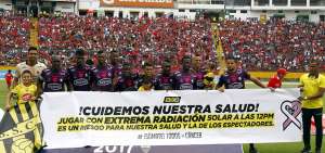La plantilla de Barcelona S.C. pos&oacute; junto a una pancarta con un mensaje sobre la salud, el domingo, en Quito.