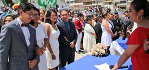 La gobernadora de Tungurahua, Gabriela Rodr&iacute;guez, celebr&oacute; un casamiento colectivo durante San Valent&iacute;n.